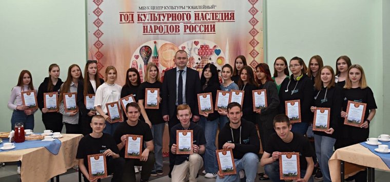 Отличившихся волонтеров чествовали в Острове