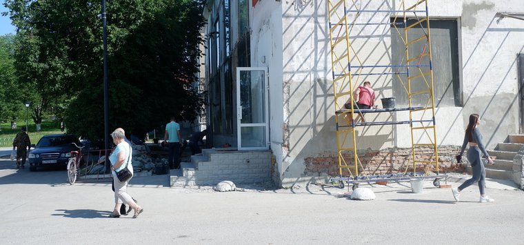 Начался ремонт дома в центре города Острова