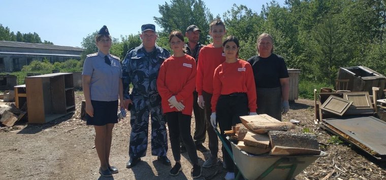 В Острове волонтеры помогли приюту для бездомных животных