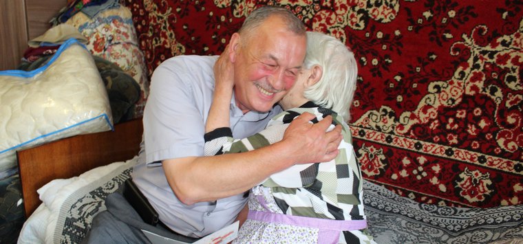 В Островском районе ветерану труда вручили подарки в честь 95-летия