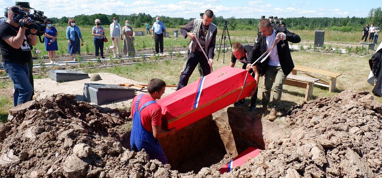 На «Линии Сталина» торжественно захоронили останки 36 красноармейцев