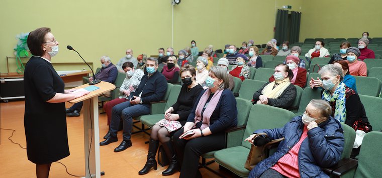 Случаи опоздания врачей к пациентам в Пыталово объяснила Ирина Богачева