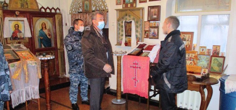 Условия содержания осужденных в островской колонии проверили общественники