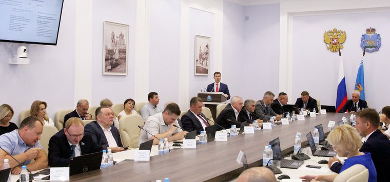 Успехи и проблемы сферы образования региона обсудили в Собрании