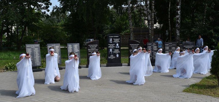 Островичи в День города возложили цветы к обелискам освободителям