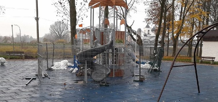 Новую игровую площадку в парке Победы сделали безопасной