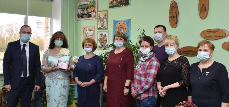 Медаль «За заслуги перед районом» получила директор островской школы №7