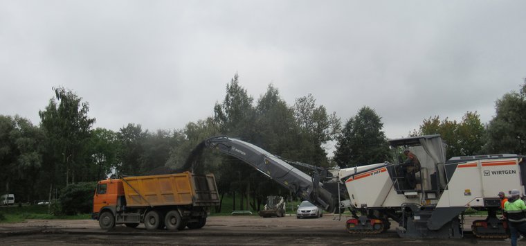 Возле Троицкого собора в Острове создают парковочную площадку