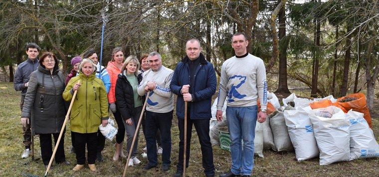 Жители Острова провели весенний субботник