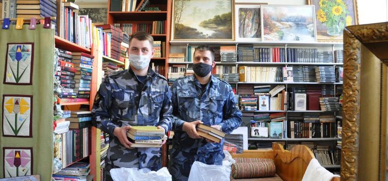 Антикварный магазин передал книги в дар островской колонии