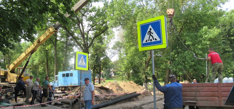 В Острове меняют трубы на двух участках дорог из-за аварии на теплотрассе