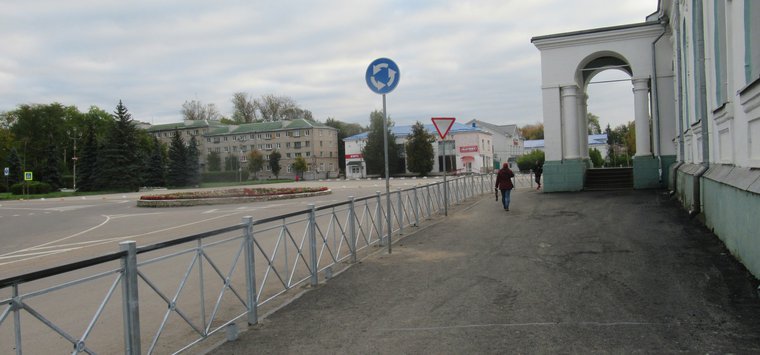 Возле Троицкого собора в Острове появилось новое ограждение