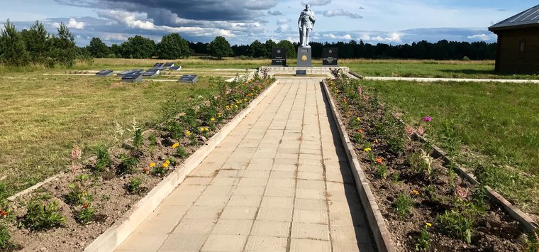 Волонтеры провели субботник на «Линии Сталина»  в Островском районе