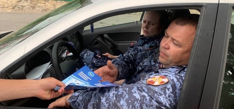 Добровольцы раздают жителям Острова листовки о дистанционном голосовании