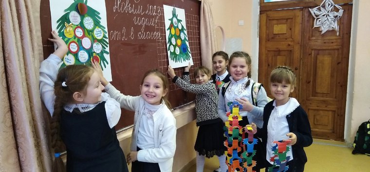 Гирлянды и открытки изготовили школьники Острова для участников СВО