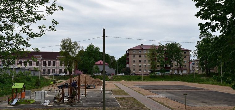 Монтаж игрового комплекса начался в Детском парке Острова