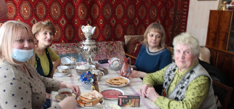 В Острове поздравили с 95-летием бывшую узницу концлагерей
