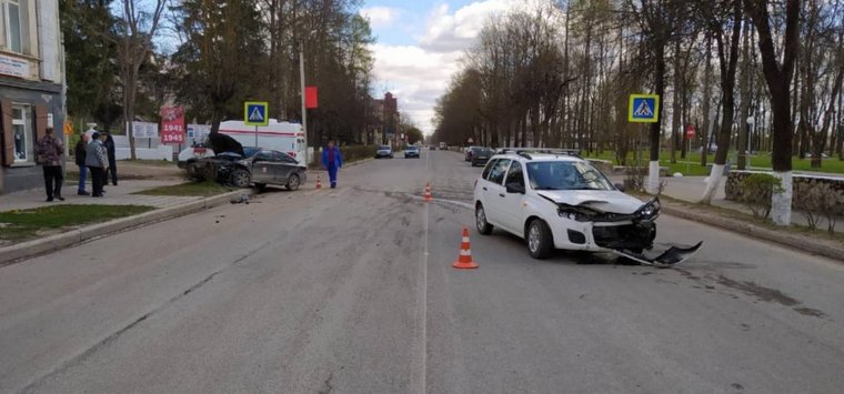 «Фольксваген» и «Лада» столкнулись в центре Острова