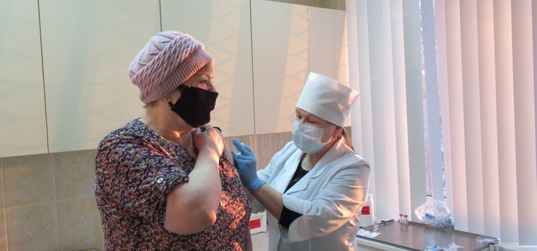Более 600 человек первично вакцинировались от COVID-19 в Островском районе