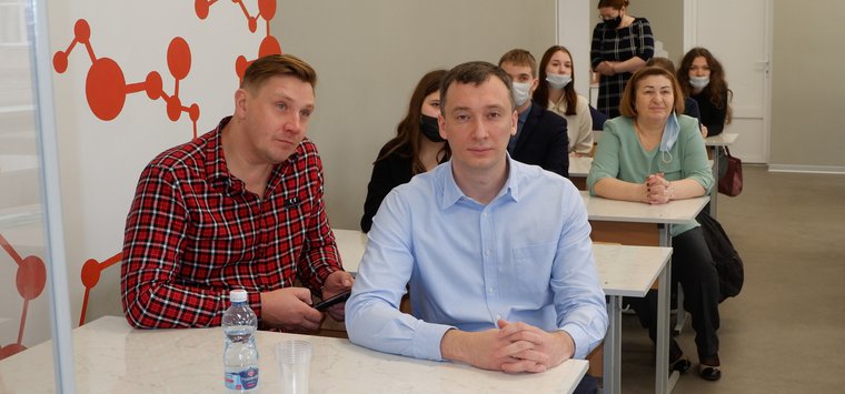 Кабинет химии отремонтировали в островской школе №1 ее выпускники