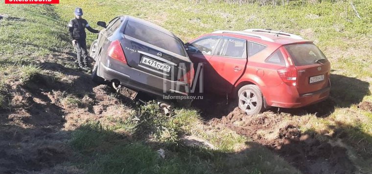 Два автомобиля вылетели в кювет в Островском районе
