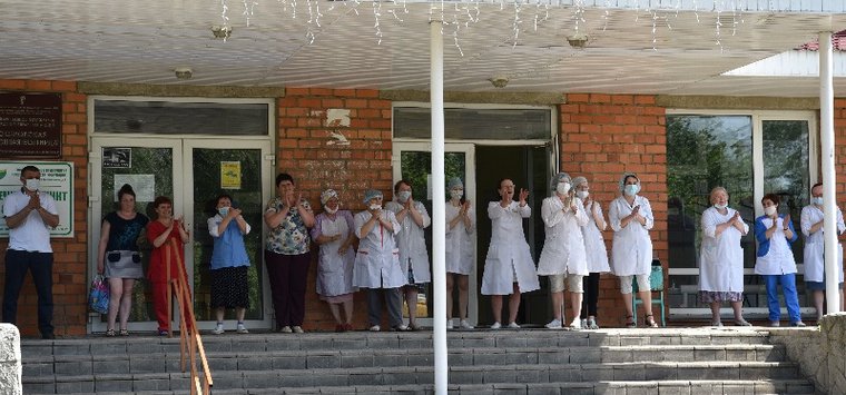 Концертом поздравили медработников в Острове