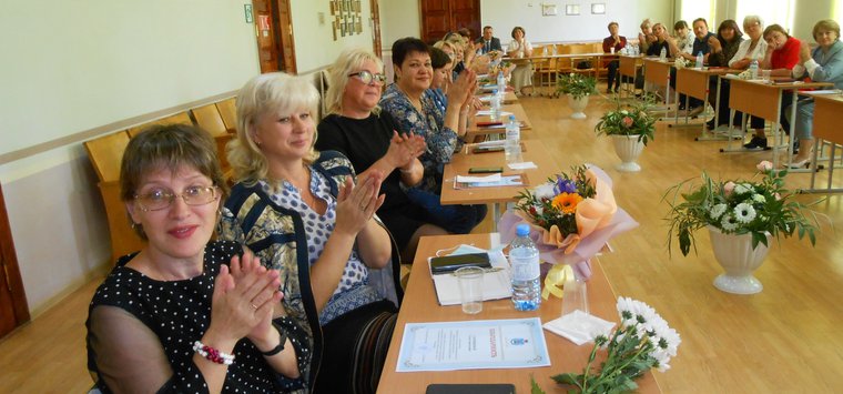 Лучших педагогов наградили в Острове накануне Дня знаний