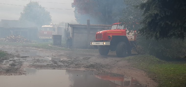 Пожарные спасли от огня дом на улице Освобождения в Острове