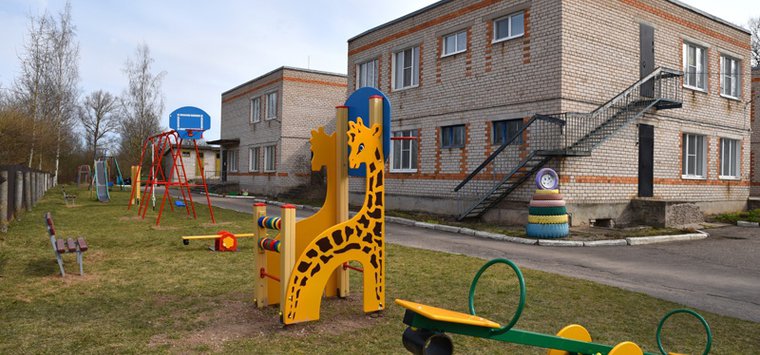 Руководитель псковской приёмной президента проверил надёжность детской площадки в Острове