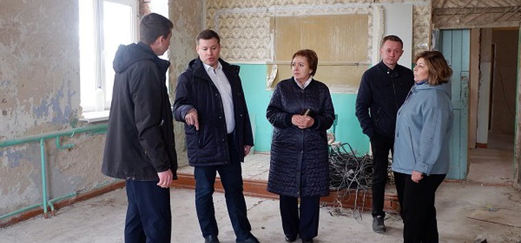 Сенатор Елена Бибикова проконтролировала ход ремонта островской школы
