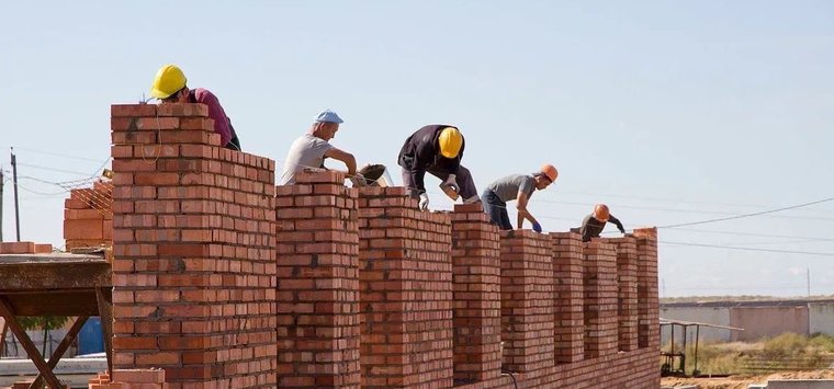 Островские власти пожелали строителям новых достижений