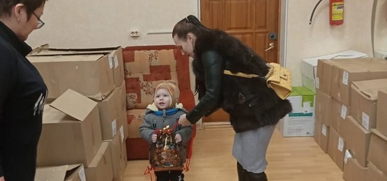Подарки от губернатора и «АБ МЕД» получили юные островичи в Новый год