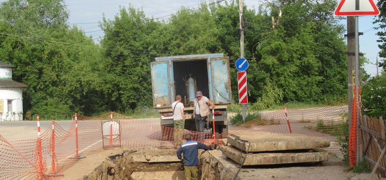 Участок теплотрассы ремонтируют на улице 25 Октября в Острове