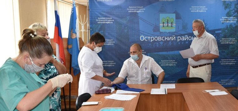 Почти 90% сотрудников администрации Островского района привились от COVID-19