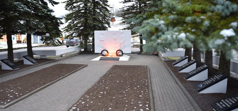 Руководство Островского района почтило память неизвестных героев
