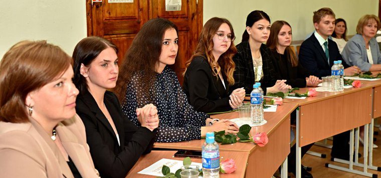 Почетные грамоты вручили выпускникам-медалистам в Острове
