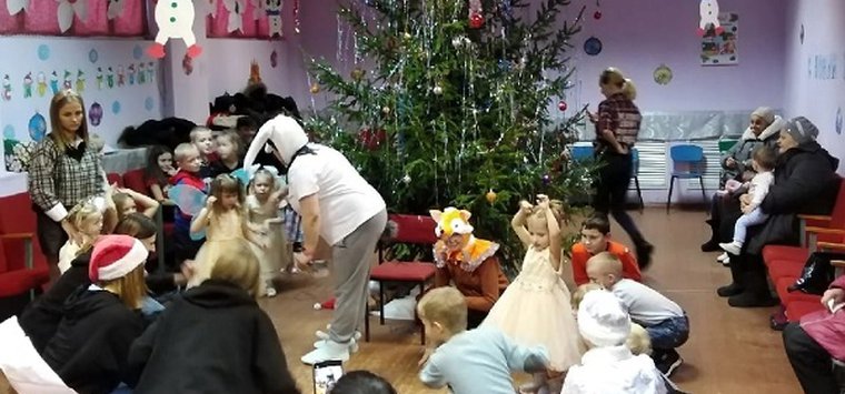 Новогодние утренники для детей проходят в Островском районе
