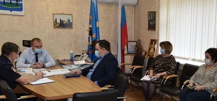 Уровень заболеваемости COVID-19 и введение QR-кодов в Острове обсудил оперштаб