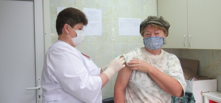 Вакцинация от коронавируса и сезонного гриппа проводится в Острове