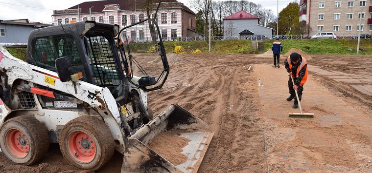 Площадку для монтажа игрового комплекса готовят в Детском парке Острова