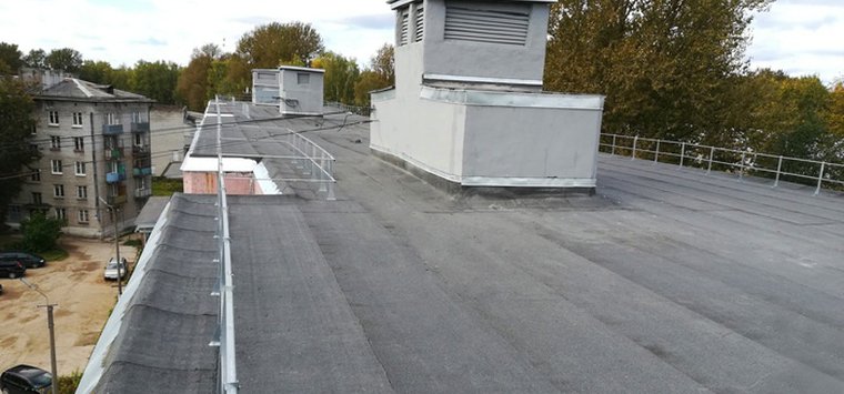 Кровлю многоквартирного дома обновили в Острове-3