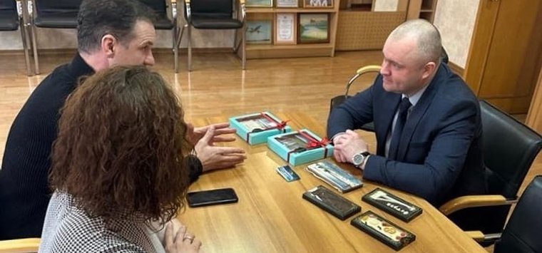 В Острове презентовали пряники с изображением цепных мостов