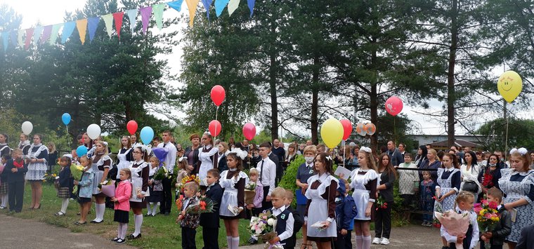 Пирожным и мороженым угощали островских школьников в День знаний