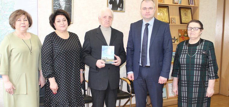 Вышла в свет новая книга островского поэта Геннадия Смирнова