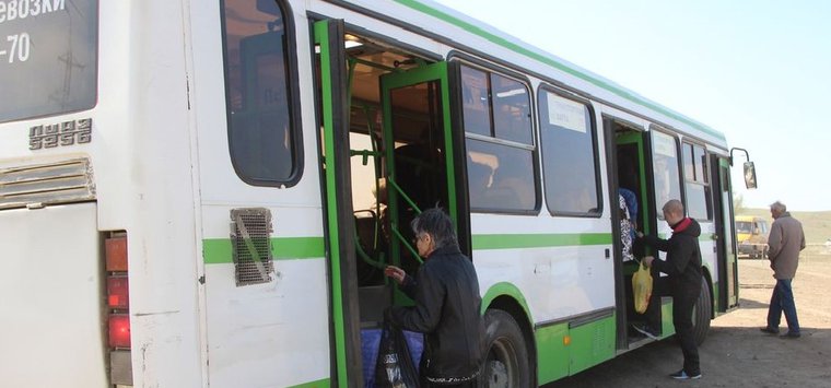 В Троицкую субботу островичи могут доехать до кладбища на рейсовом автобусе