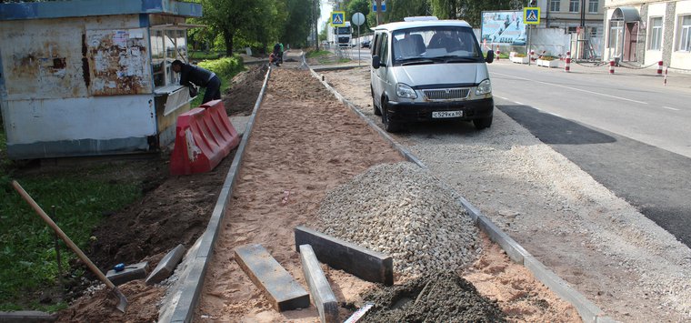 В Острове-3 ведется строительство тротуара и остановок