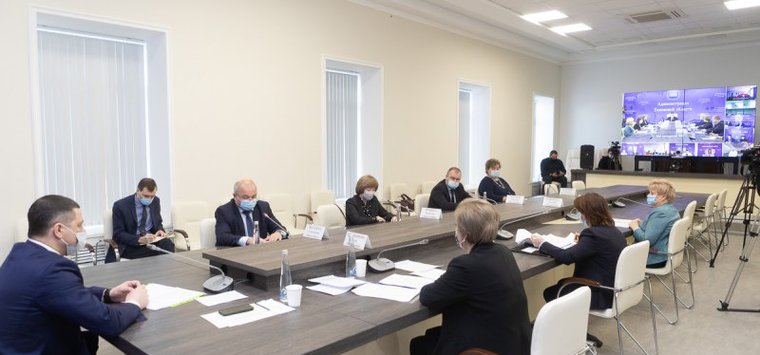 Главам районов Псковской области поручили системно работать над привлечением медкадров
