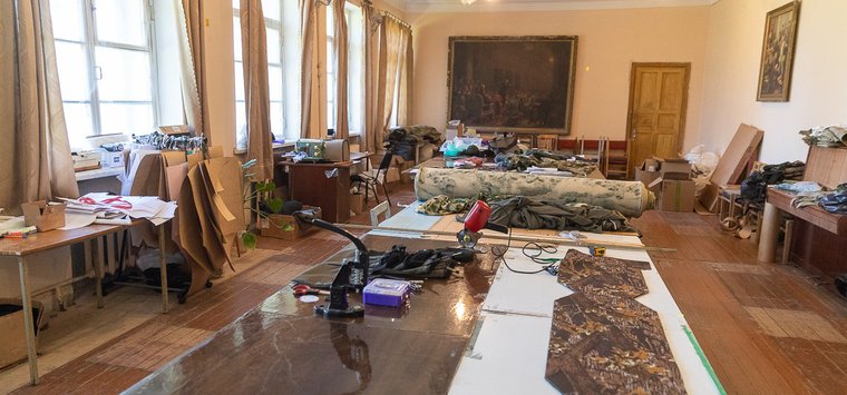 Жители Острова-3 организовали цех по пошиву вещей для участников СВО