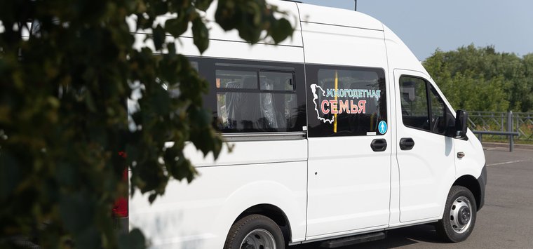 В Острове многодетная семья получила ключи от автомобиля