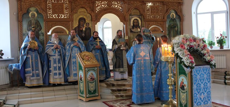 Митрополит Тихон совершил праздничное богослужение в Спасо-Казанском монастыре